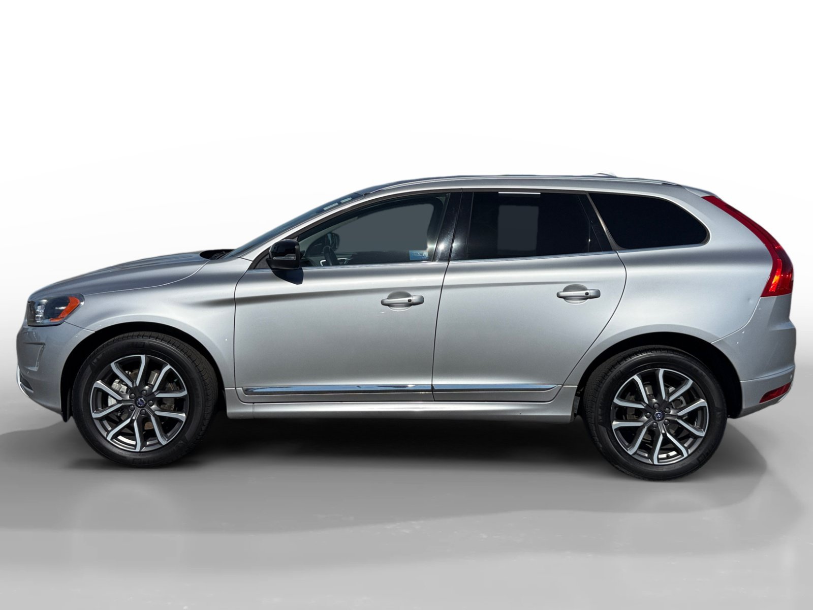 Used 2017 Bright Silver Metallic Volvo T6 Dynamic image 2