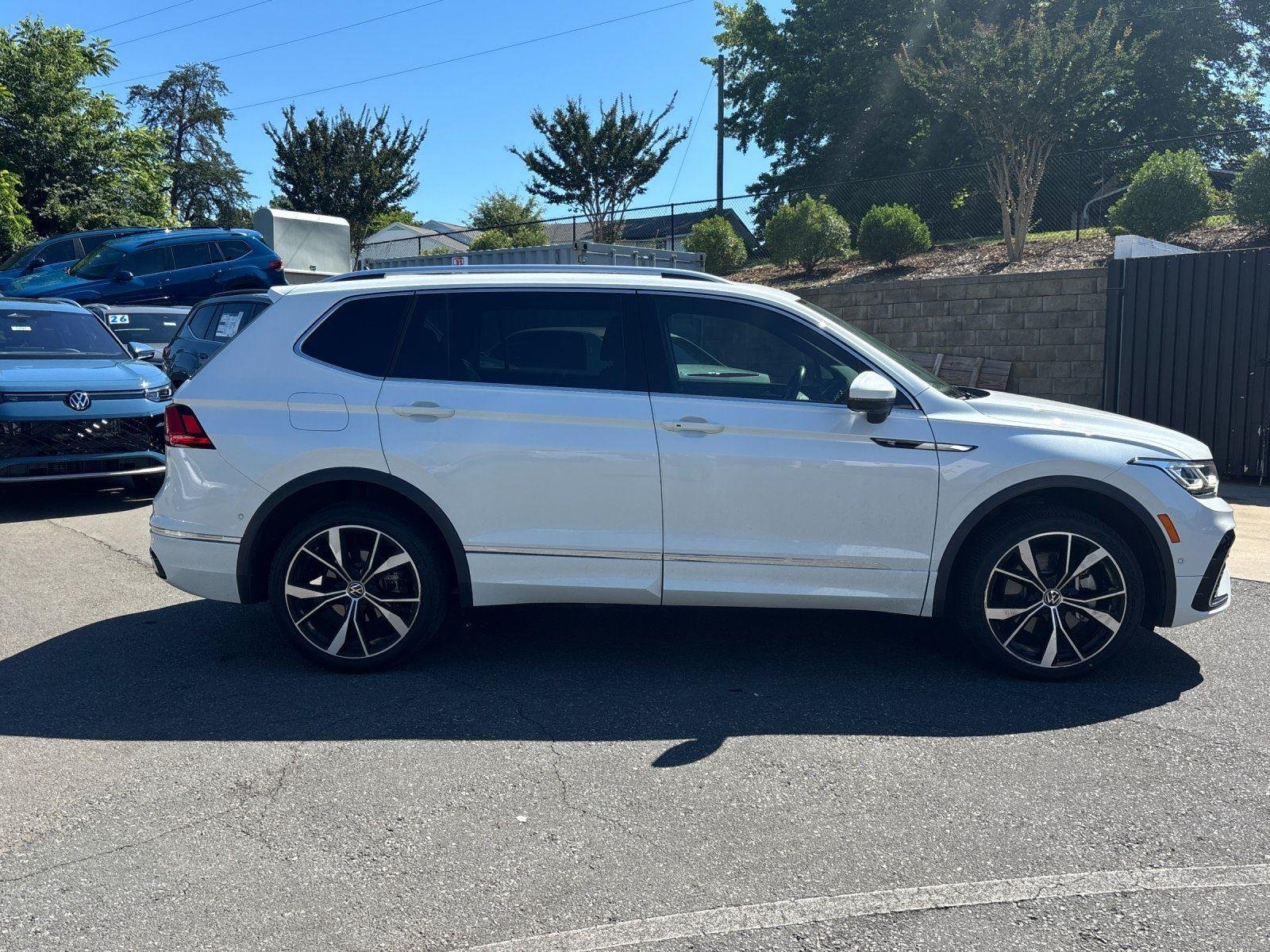 Used 2022  Volkswagen SEL R-Line image 6