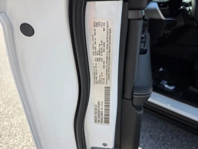 New 2026 Bright White Clear-Coat Exterior Paint Jeep Laredo X image 20