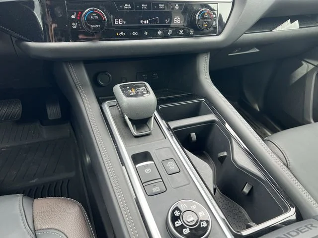 Used 2024 White Nissan Platinum image 19