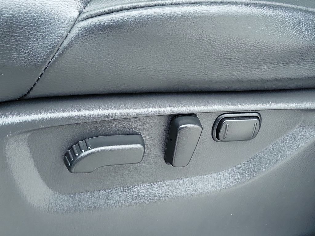 Used 2024 White Nissan SL image 27
