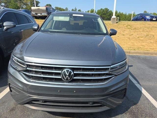 Used 2022  Volkswagen 2.0T SE image 2