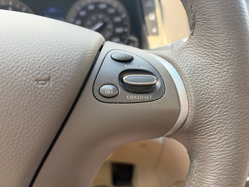 Used 2019 White INFINITI 3.7 image 25