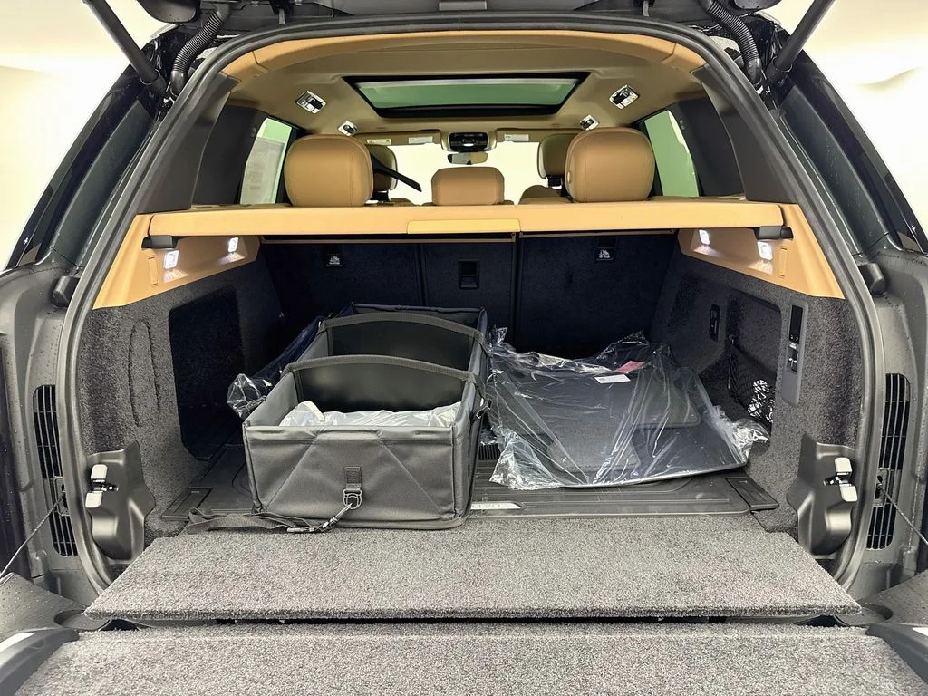 New 2027 Belgravia Green Land Rover SE image 28