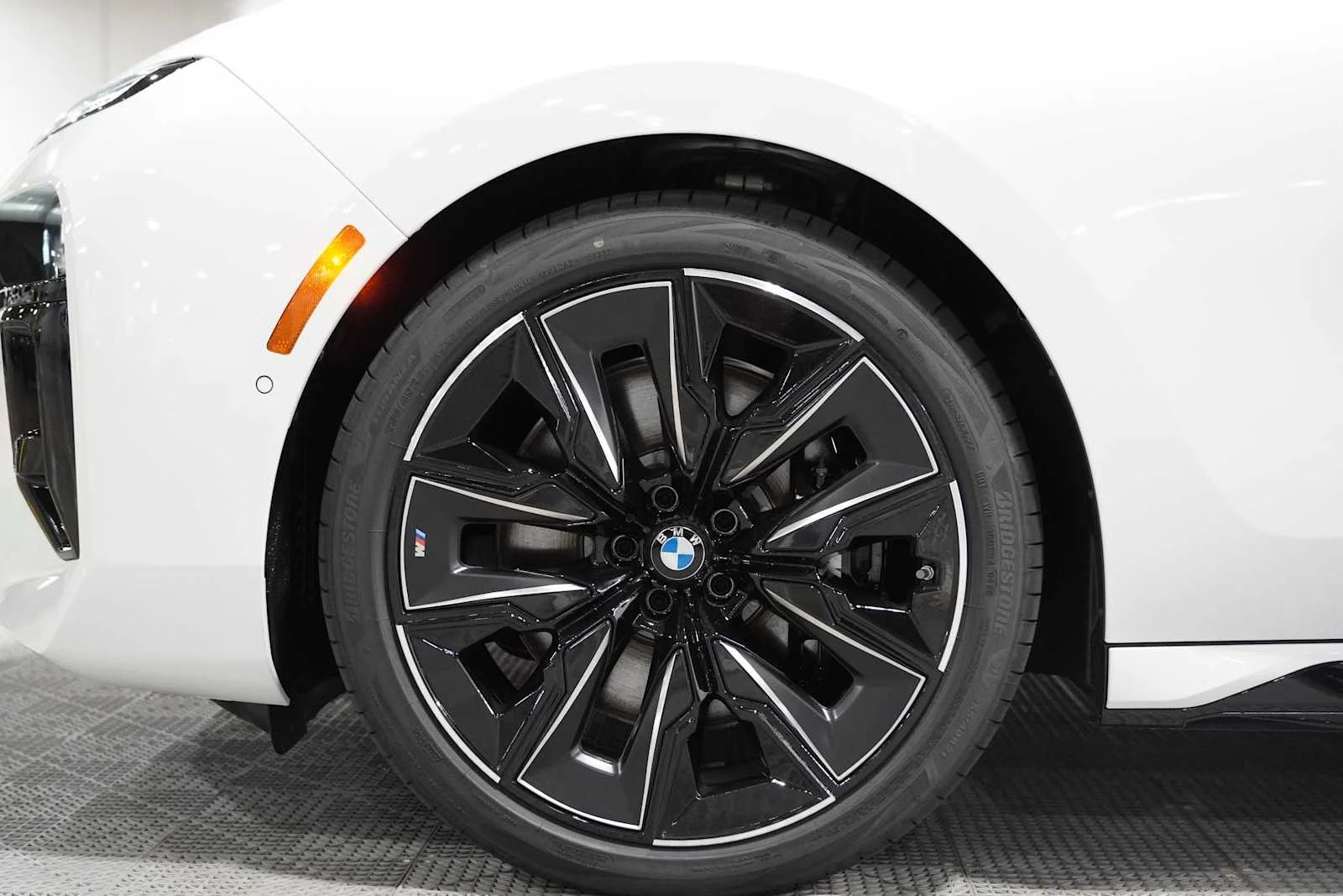 New 2026 Mineral White Metallic BMW 760i xDrive image 7