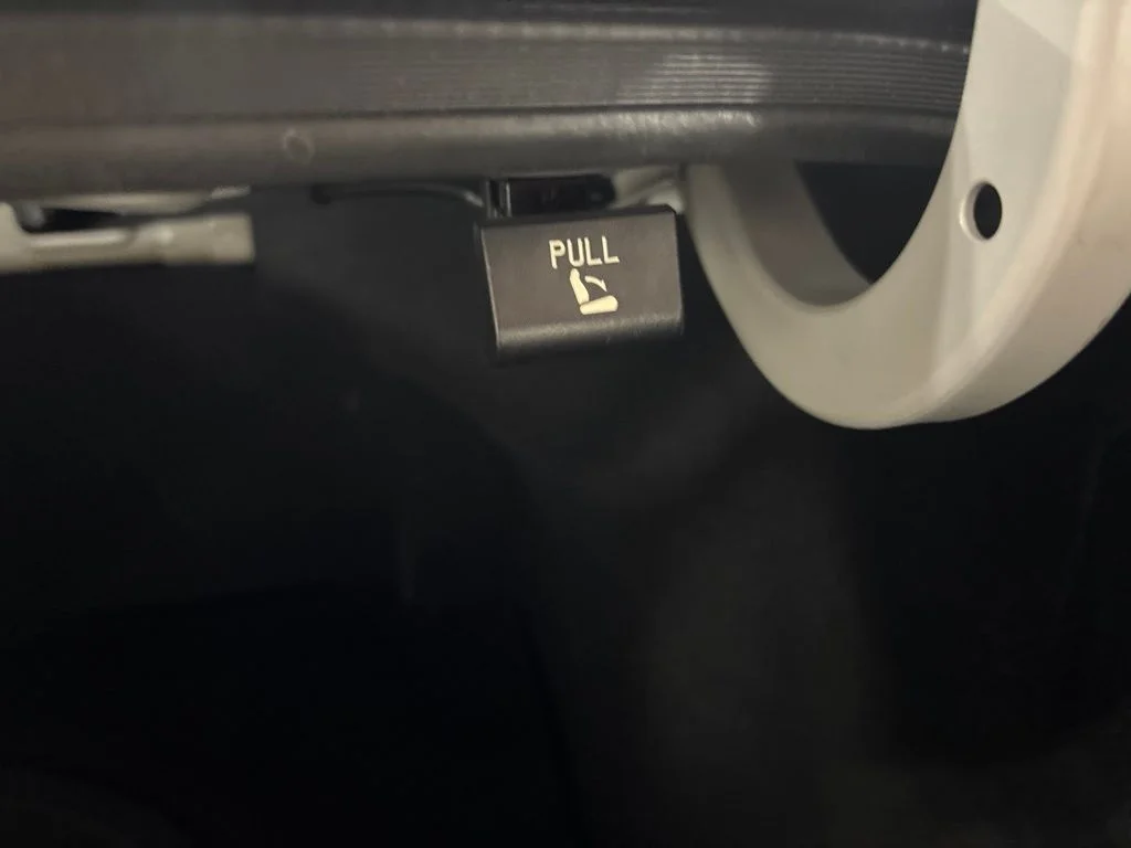 Used 2020 Silver Hyundai SE image 25