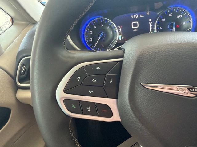 Used 2023 Silver Mist Clearcoat Chrysler  image 27