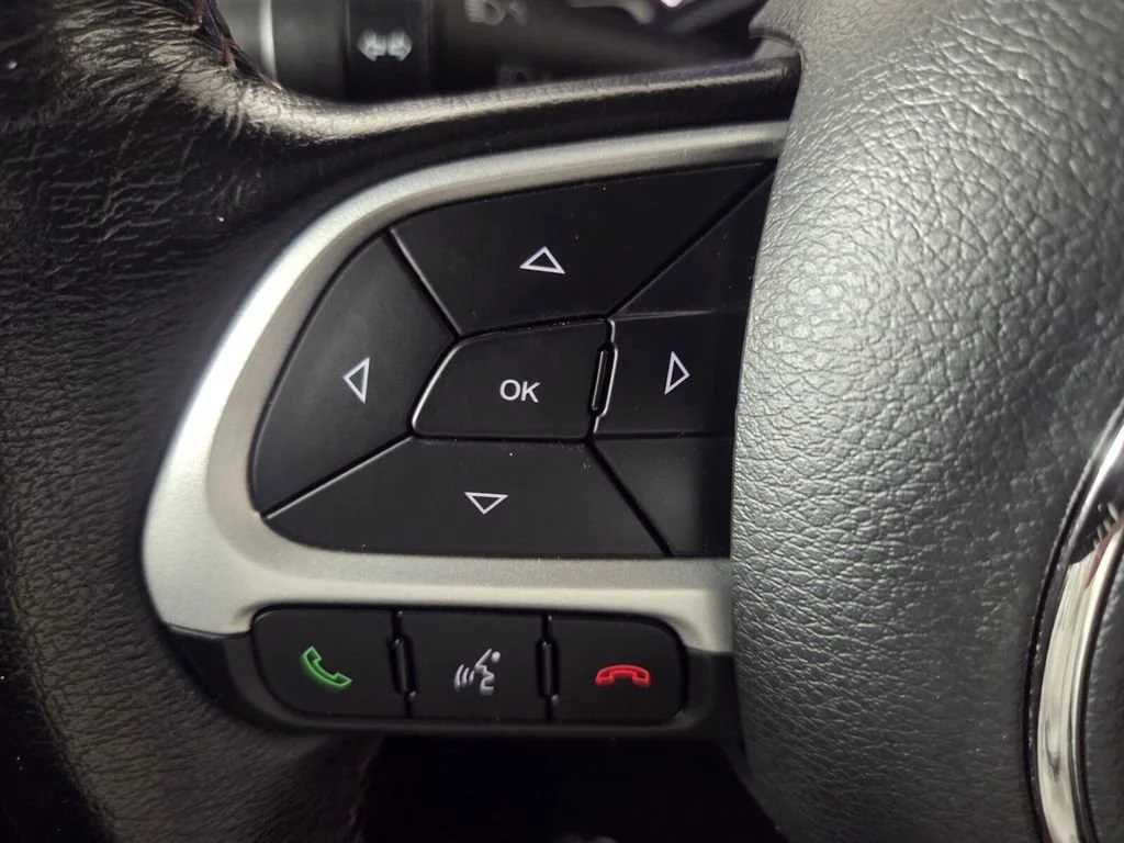 Used 2020 Glacier Metallic Clearcoat Jeep Trailhawk image 18