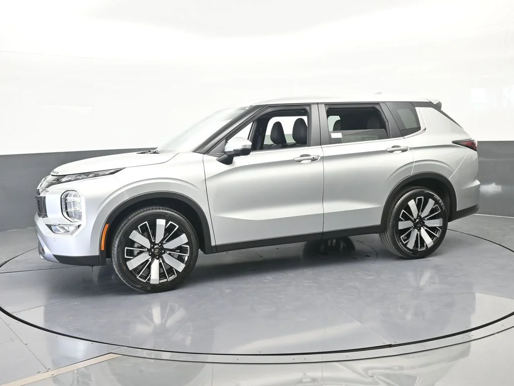 New 2026 Silver Alloy Mitsubishi SE image 2