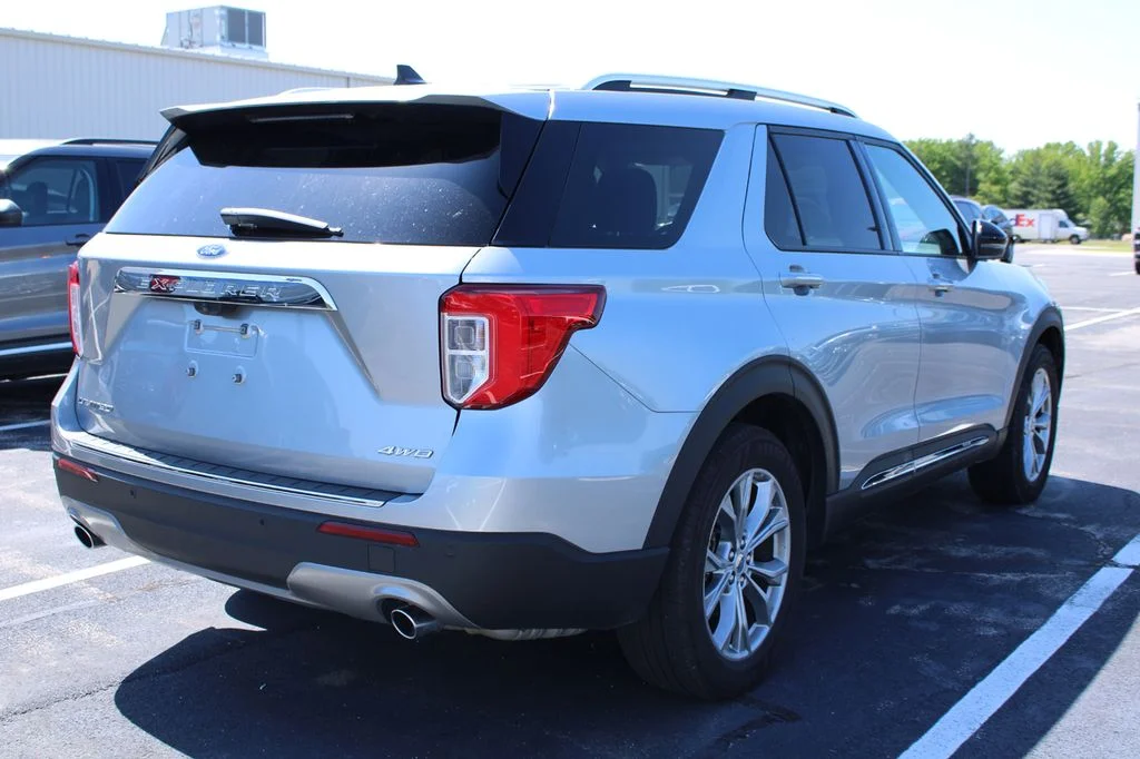 Used 2023 Silver Metallic Ford Limited image 4