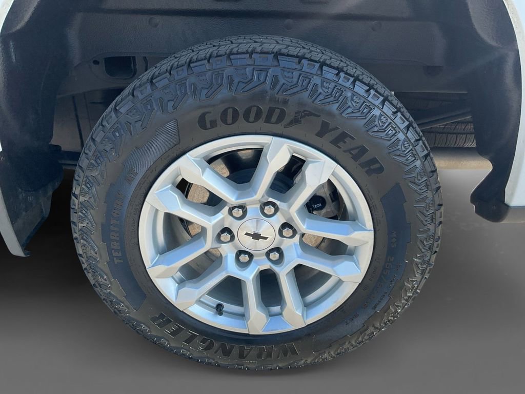 Used 2025 Summit White Chevrolet RST image 8