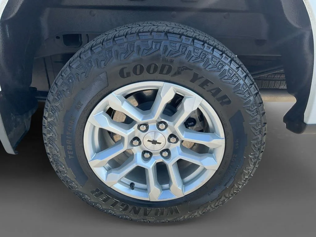 Used 2025 Summit White Chevrolet RST image 8