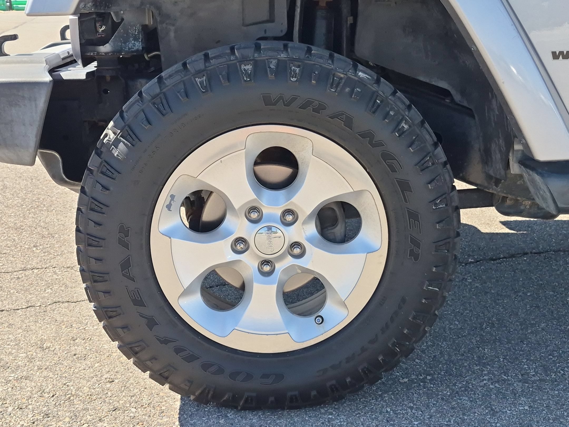 Used 2013 Billet Silver Metallic Jeep Sahara image 11