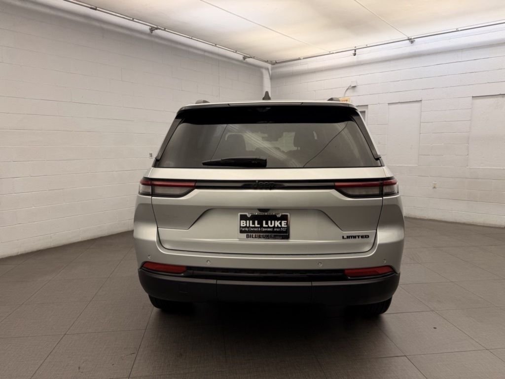 New 2025 Silver Zynith Exterior Paint Jeep Limited image 4