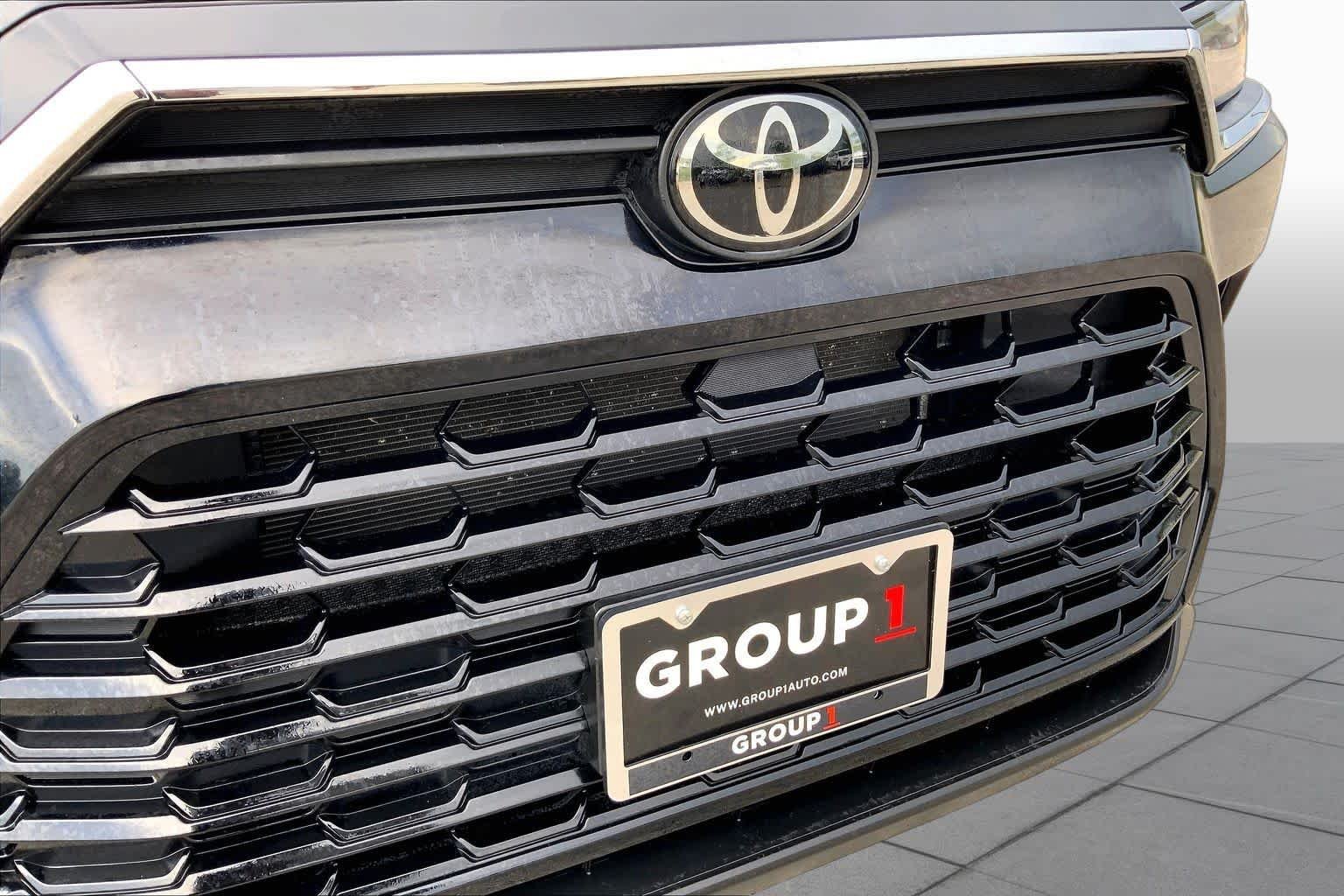Used 2025 Midnight Black Metallic Toyota XLE image 29