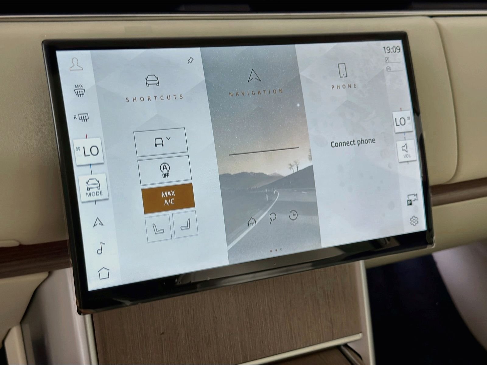 New 2026 Charente Grey LAND ROVER SE image 13