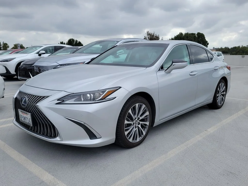 2020 Lexus ES 300h 300h's photo