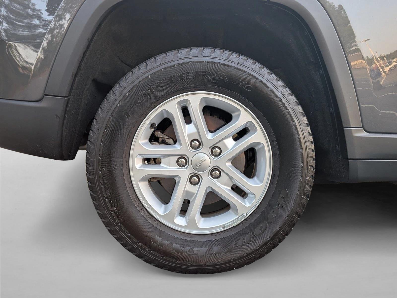 Used 2023 Baltic Gray Metallic Clearcoat Jeep Laredo image 23
