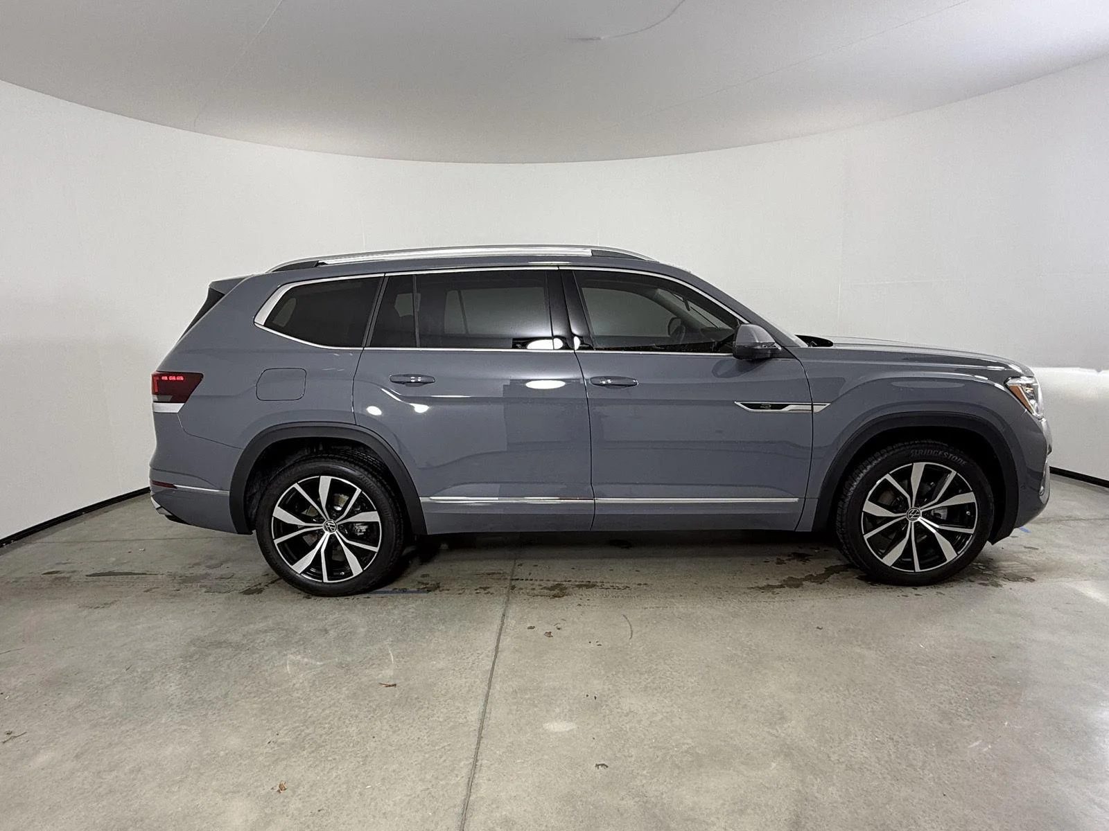 New 2026 Pure Gray Volkswagen 2.0T SEL Premium R-Line image 4