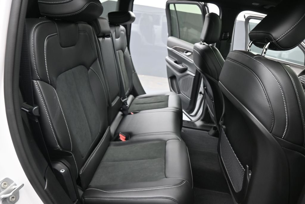 New 2026 Bright White Clear-Coat Exterior Paint Jeep Altitude image 29