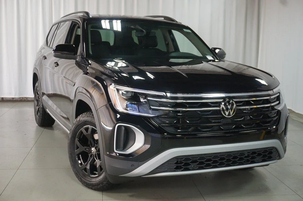 New 2026 Deep Black Volkswagen 2.0T Peak Edition image 4