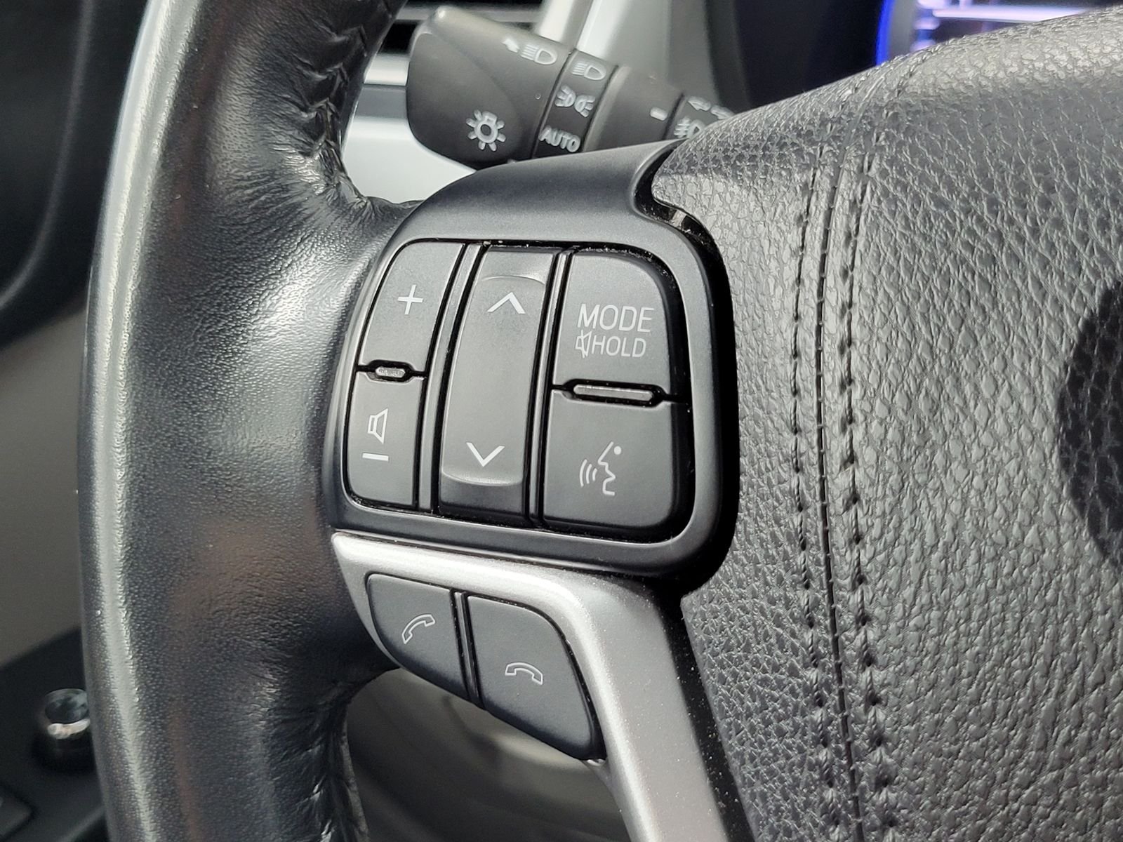 Used 2017 Silver Toyota XLE image 16