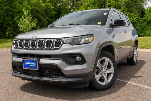 Used 2023 Silver Jeep Latitude image 1