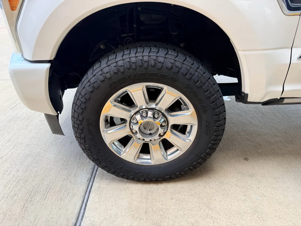 Used 2018 White Platinum Metallic Tri-Coat Ford Platinum image 30