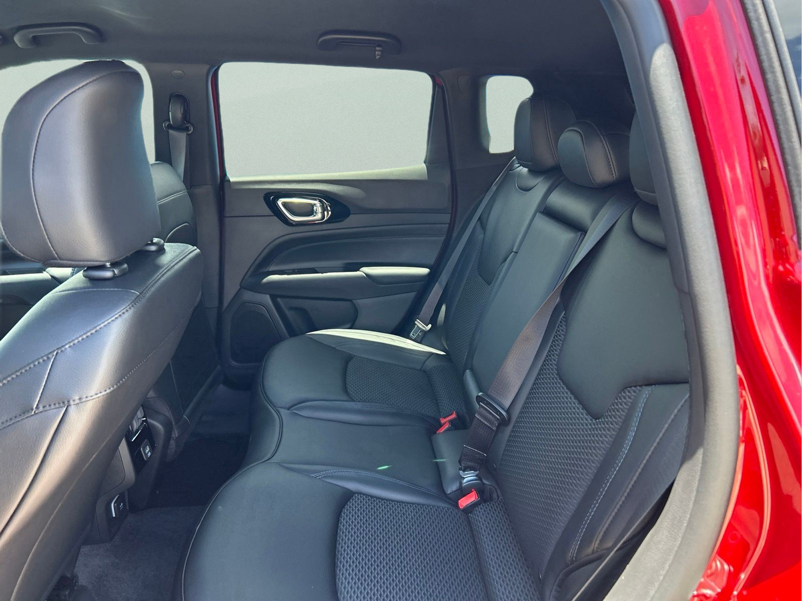 New 2026 Red Hot Pearl-Coat Exterior Paint Jeep Latitude image 10