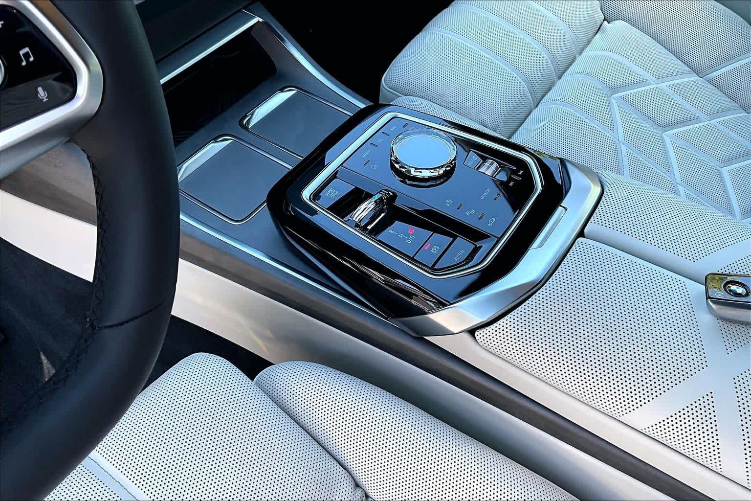 2025 BMW 7 Series 750e - Photo 16