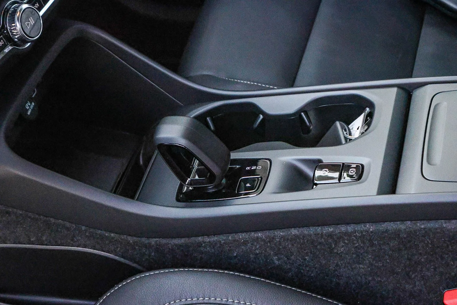 2025 Volvo XC40 Core - Photo 30