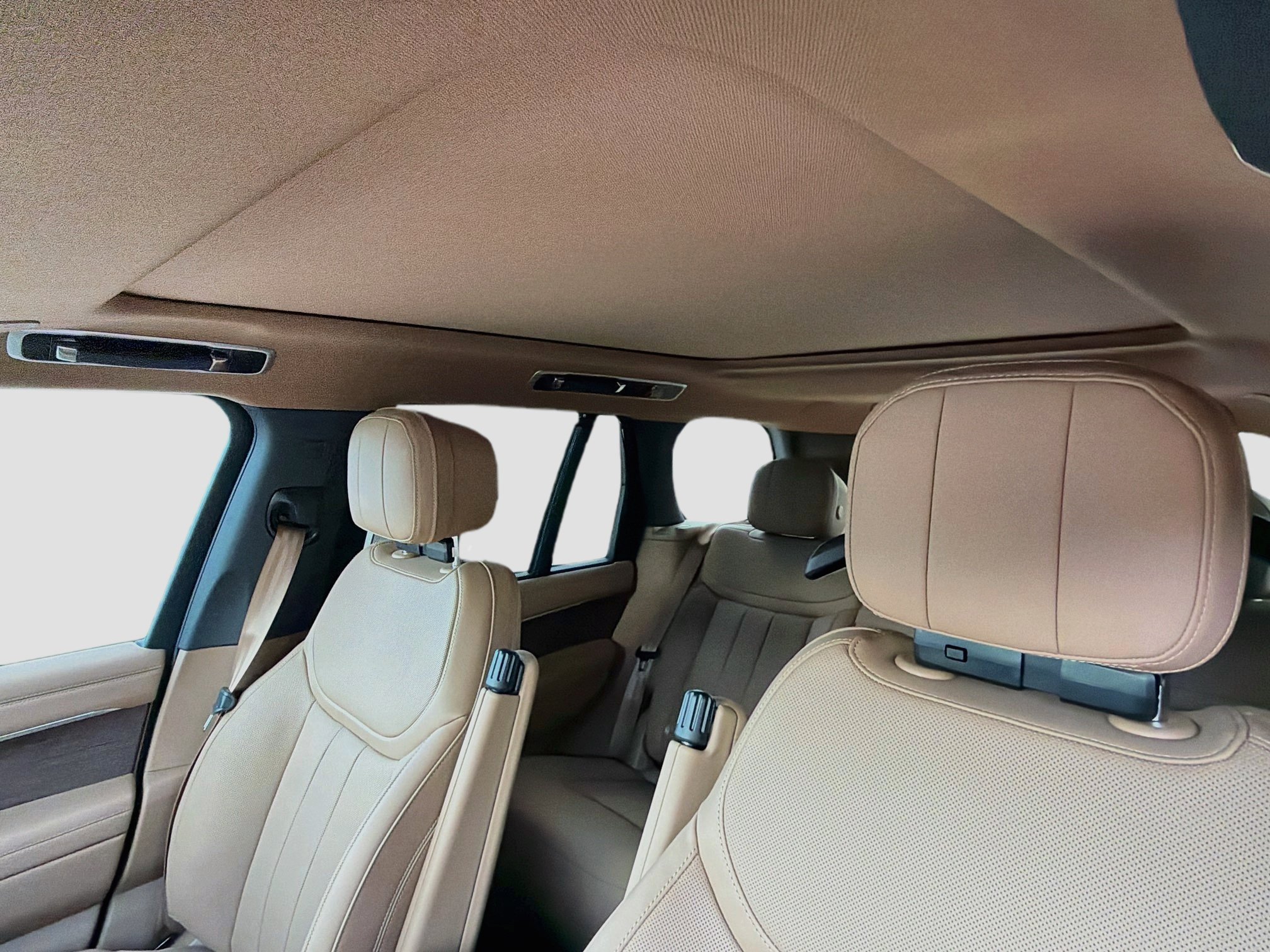 New 2027 Ostuni Pearl White LAND ROVER SE image 27