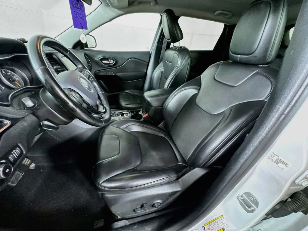 Used 2020 White Jeep Latitude Plus image 24