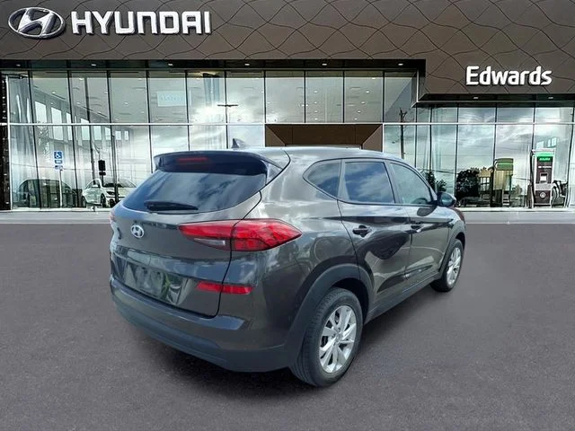 Used 2020 Green Hyundai SE image 4