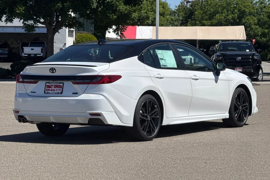 New 2026 Wind Chill Pearl with Midnight Black Metallic roof <sup>1</sup> Toyota  XSE image 5