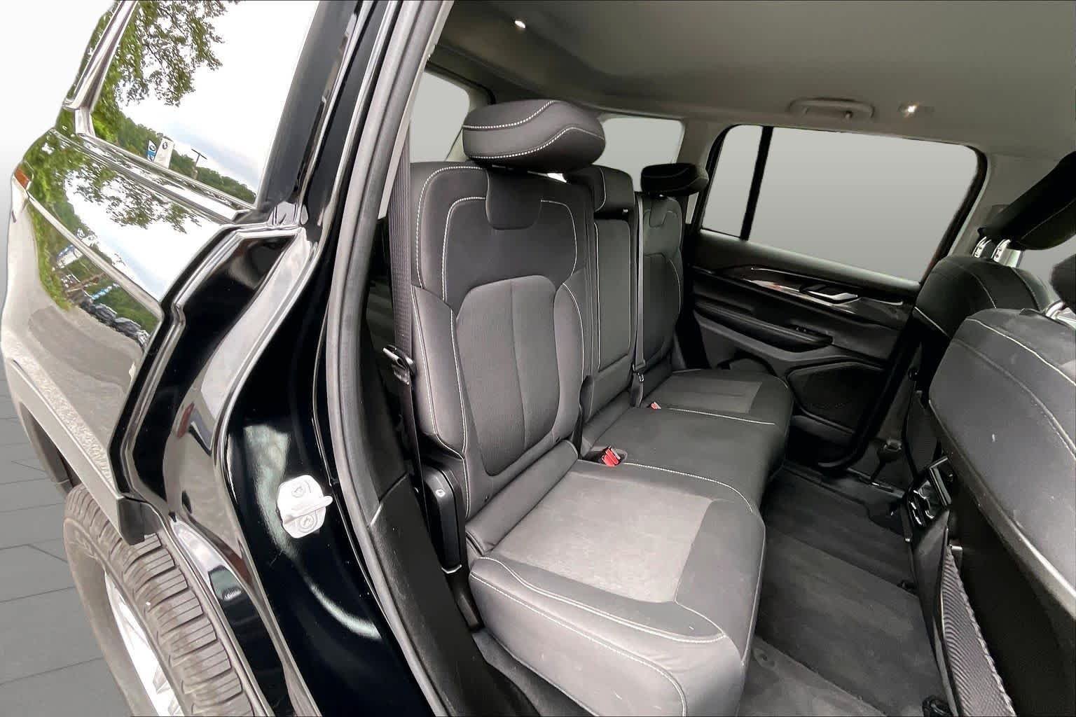 Used 2023 Diamond Black Crystal Pearlcoat Jeep Laredo image 18
