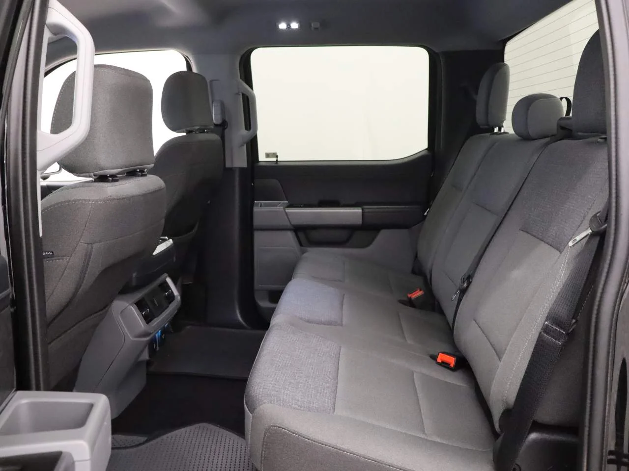 Used 2024 Agate Black Ford XLT Crew Cab image 18
