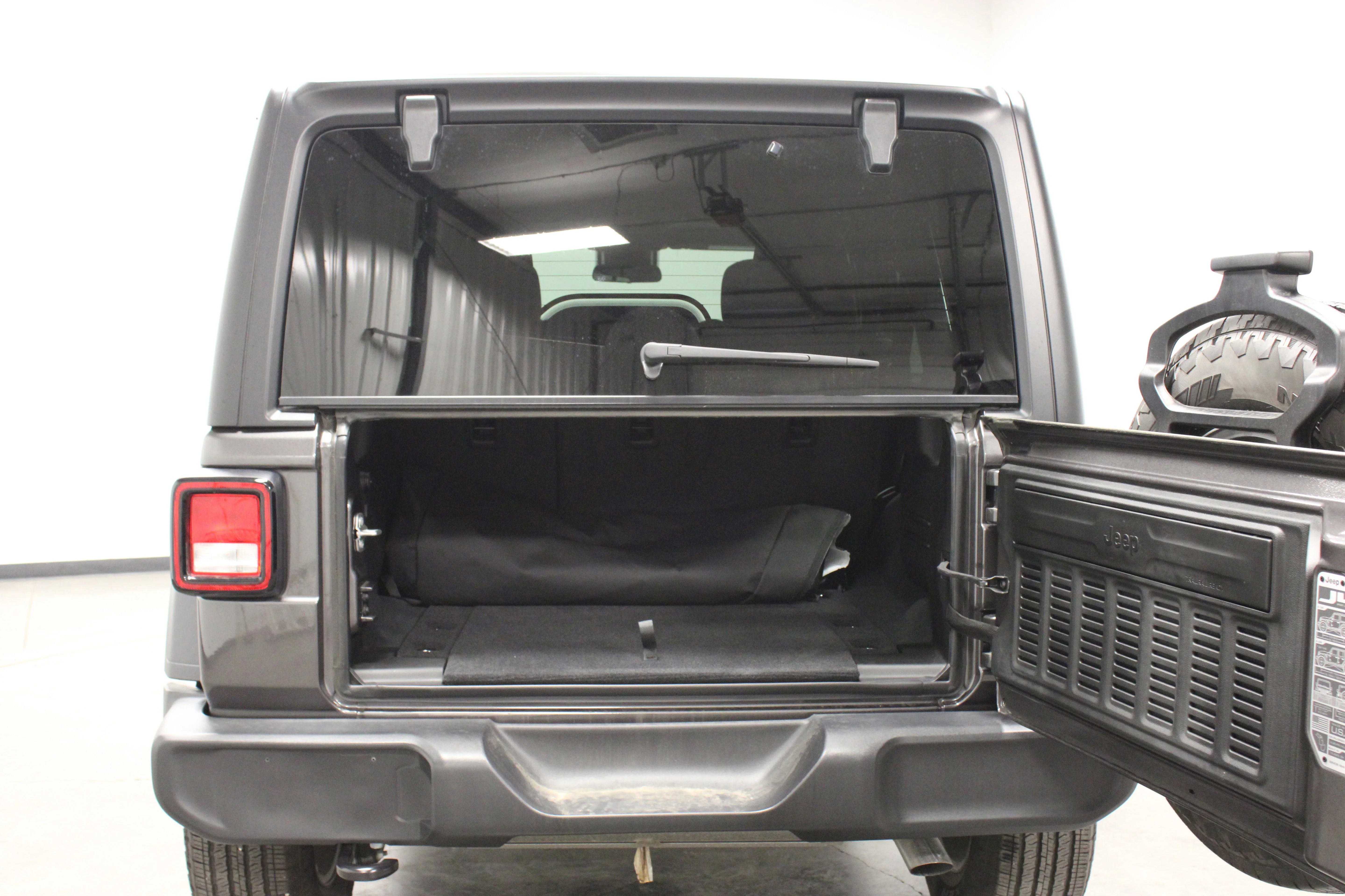 Used 2025 Granite Crystal Metallic Clearcoat Jeep Sport S image 12