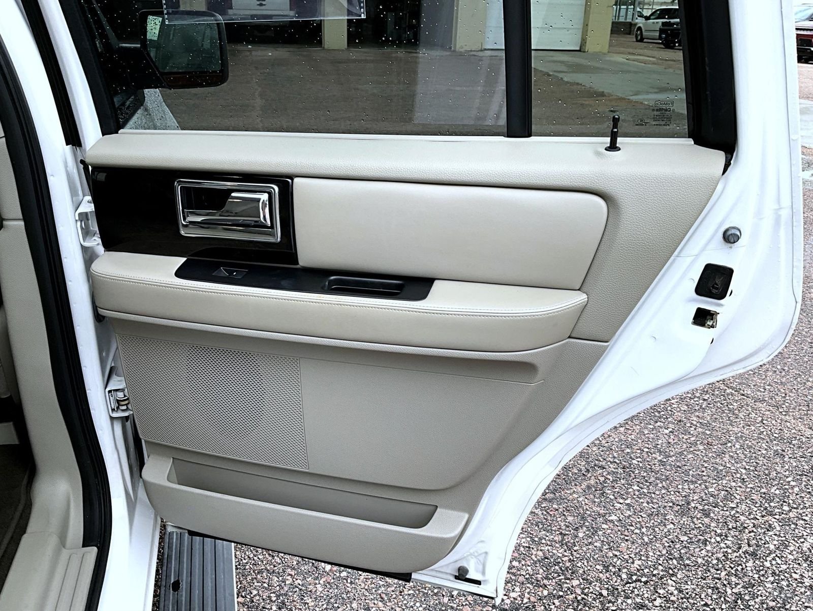 Used 2016 White Lincoln Select image 19