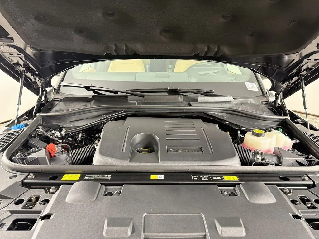 New 2026 Santorini Black LAND ROVER Dynamic SE image 32