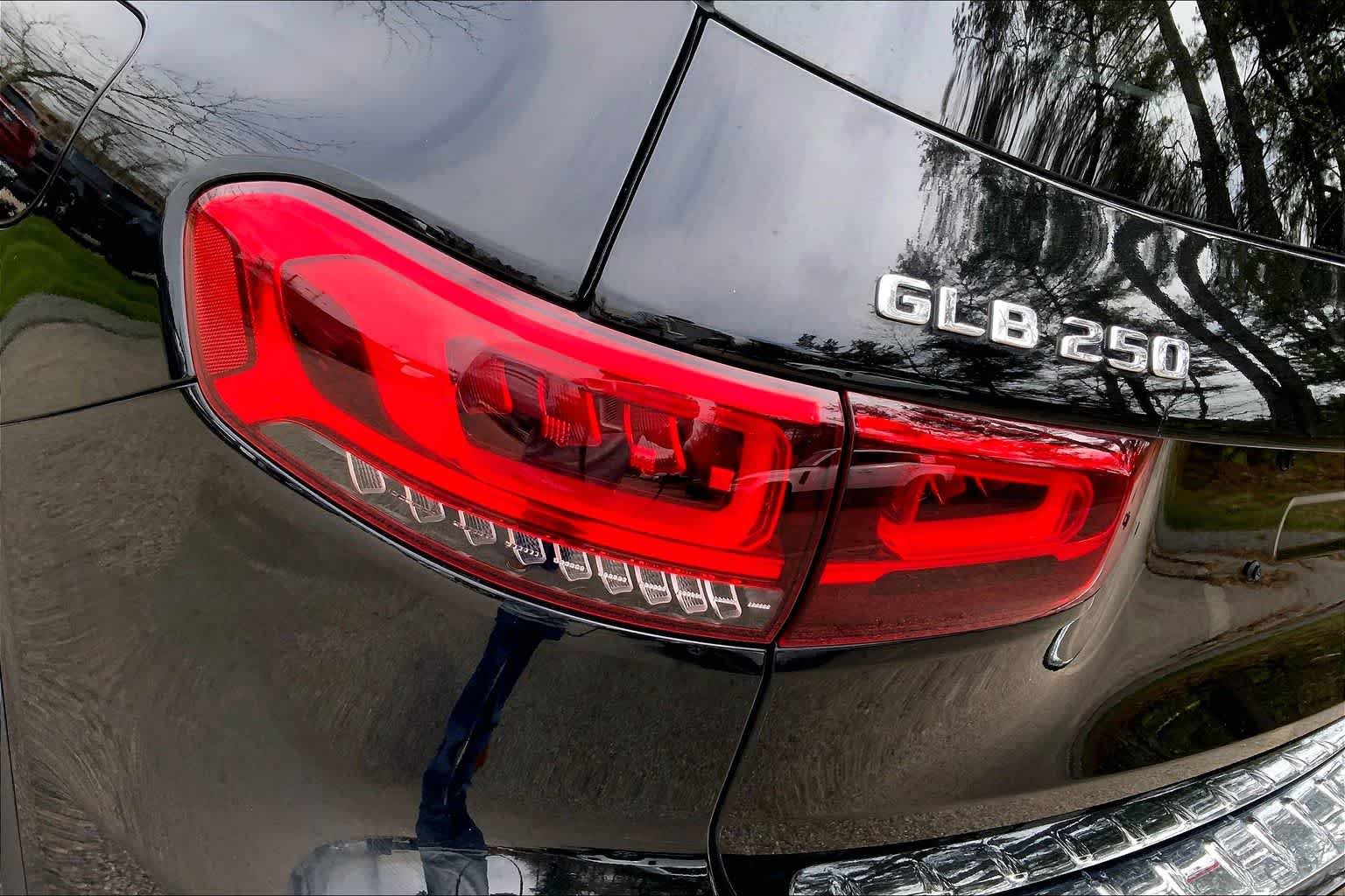 Used 2022 Night Black Mercedes-Benz GLB 250 image 27
