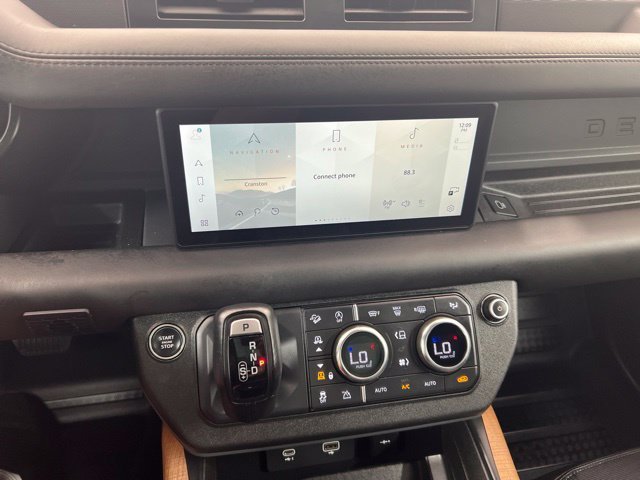 Used 2023 Blue Land Rover X-Dynamic SE image 16