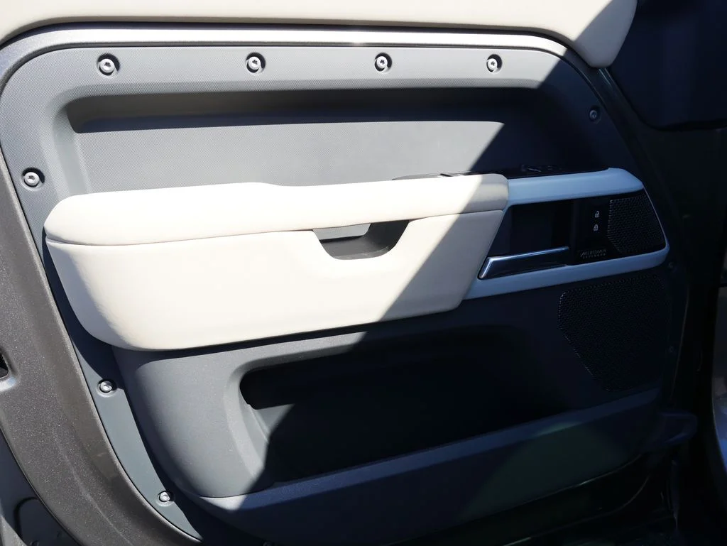 Used 2023  Land Rover X-Dynamic SE image 15