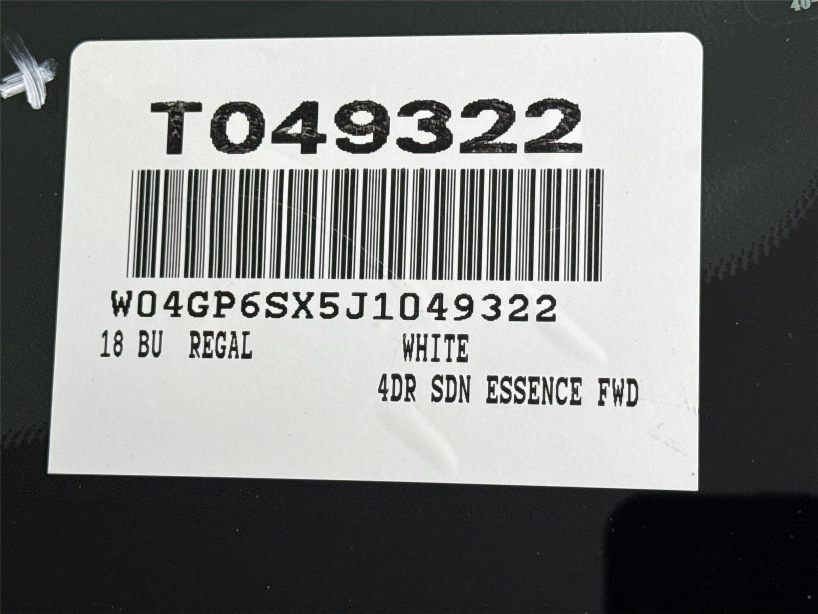 Used 2018 White Frost Tricoat Buick Essence image 47