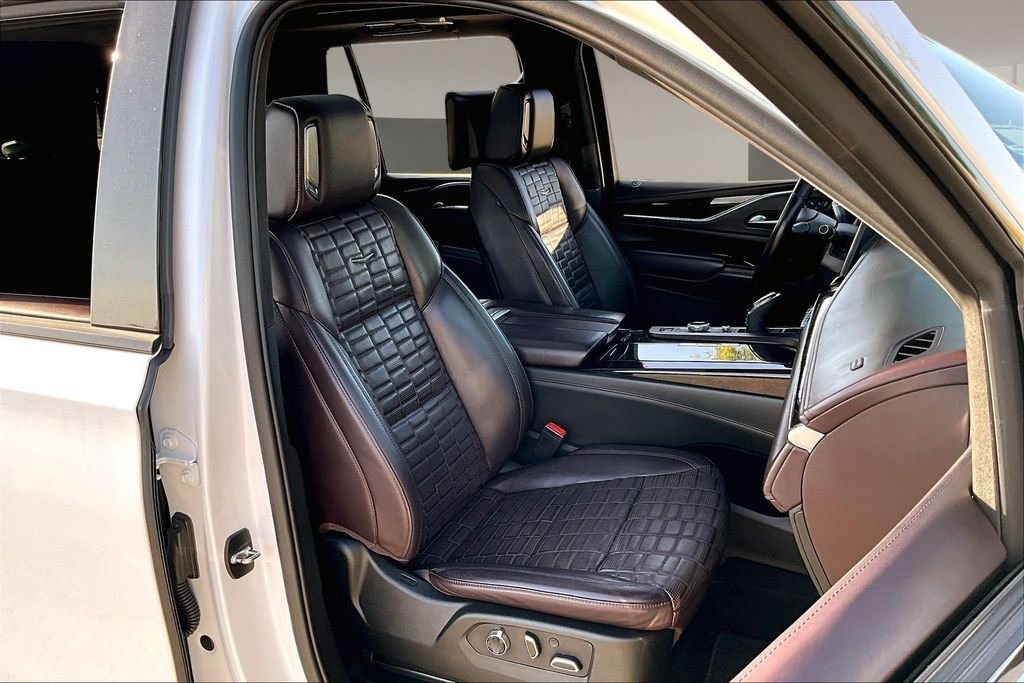 Used 2023 White Cadillac Sport Platinum image 7
