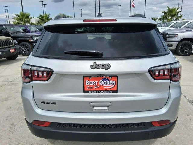 New 2026 Silver Zynith Metallic Clear-Coat Exterior Paint Jeep Latitude image 6