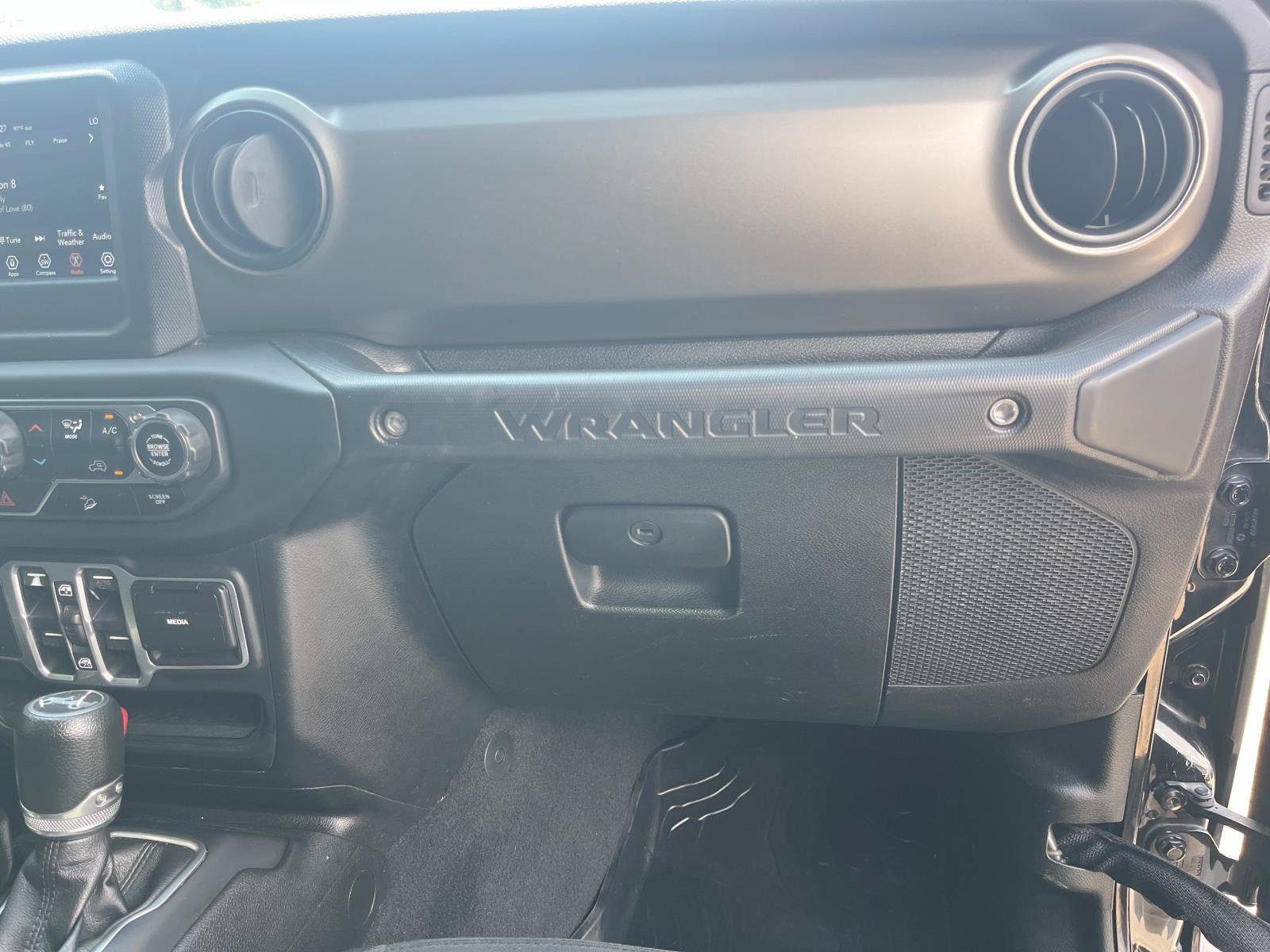 Used 2018 Black Clearcoat Jeep Sport S image 27