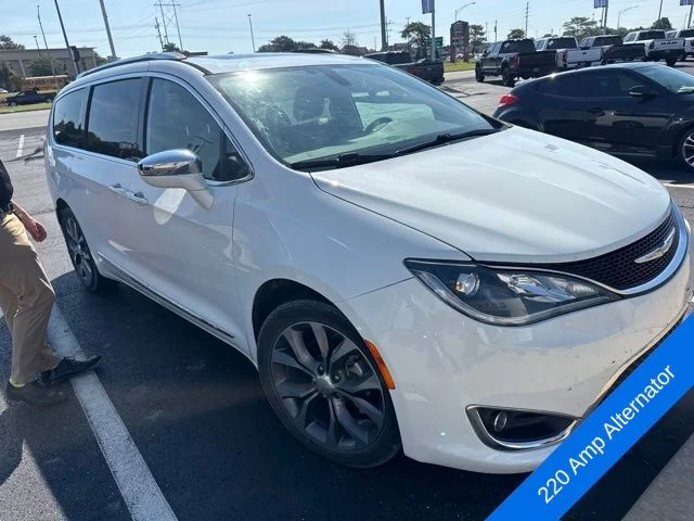 Used 2017 Bright White Clearcoat Chrysler Limited image 10