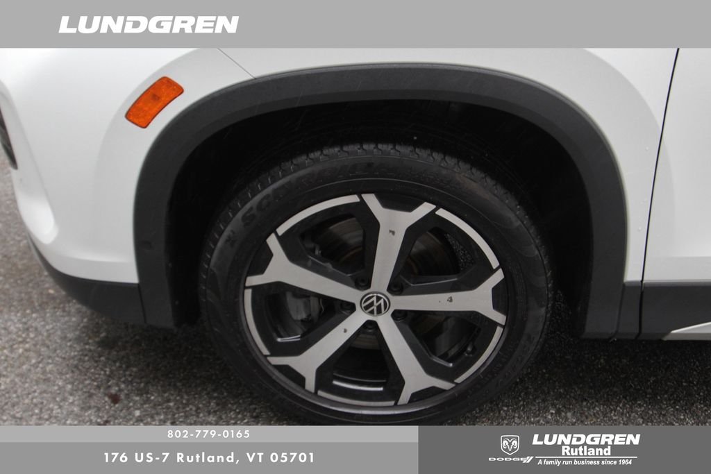 Used 2025 White Volkswagen 2.0T SE image 15