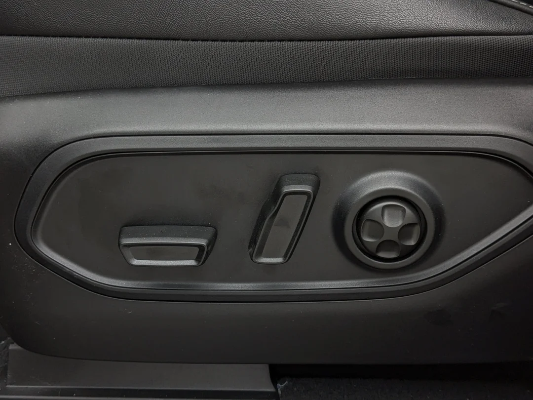 New 2026 Grey Jeep Limited Reserve - - 4x4 - Pano Sunroof - Nappa Lthr - Vent Seats - Tow Pkg - Remote Start & More! image 17